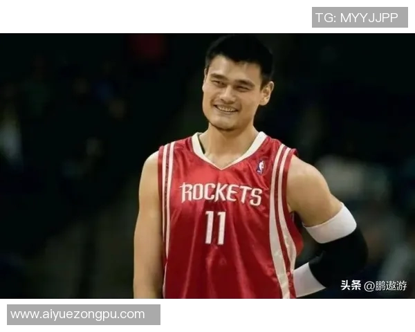 姚明赛场上擦汗瞬间展现运动员拼搏精神与不屈意志的动人画面 姚明赛场上擦汗瞬间展现运动员拼搏精神与不屈意志的动人画面